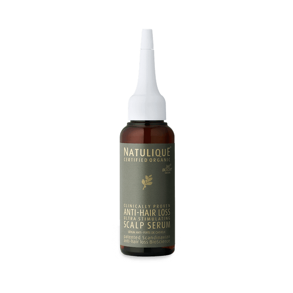 Geavanceerd Anti-Hairloss Formule met Certified Organic Ingrediënten. NATULIQUE Anti Hair Loss Scalp Serum is een klinisch bewezen, ultra stimulerend haargroeiserum. Een combinatie van geselecteerde premium ingrediënten werkt diep in de hoofdhuid om haarzakjes te stimuleren en haarwortels te versterken. Zo wordt haaruitval voorkomen en haargroei gestimuleerd.