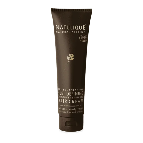 CURL DEFINING HAIR CREAM Speciaal ontwikkeld om krullen te definiëren en optimale ondersteuning te geven, terwijl het haar licht gevoed wordt en een optimale glans krijgt CURL DEFINING HAIR CREAM MET VITAMINE B5 VERRIJKTE